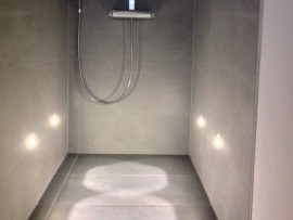 LED-Wandeinbauleuchten in der Dusche
